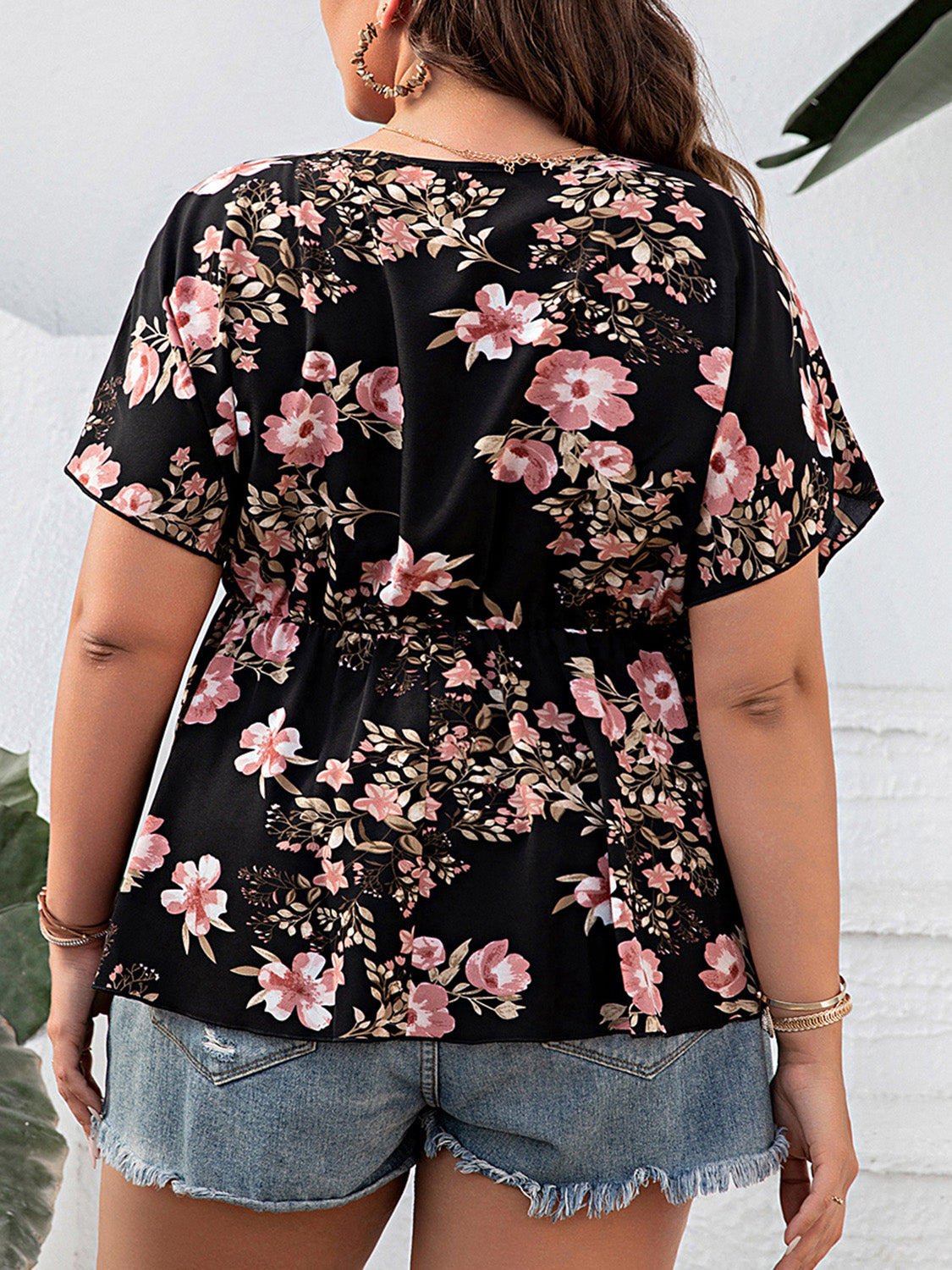 Blusa de manga corta con sobrepelliz floral