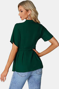 Blusa de manga corta con cuello redondo anudada