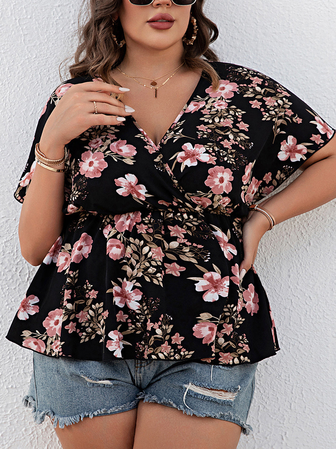 Blusa de manga corta con sobrepelliz floral