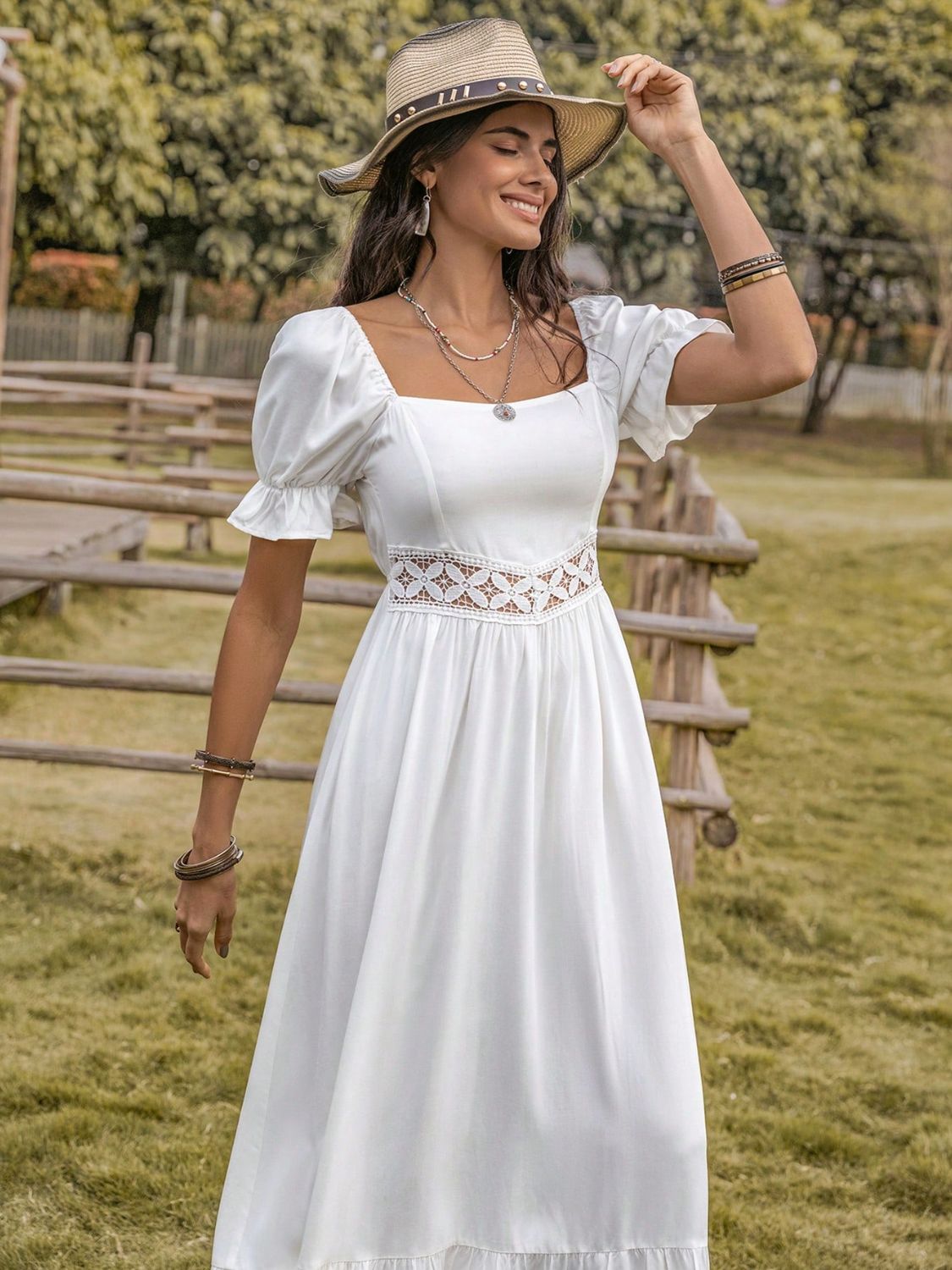 Vestido midi con cuello cuadrado y mangas con volantes