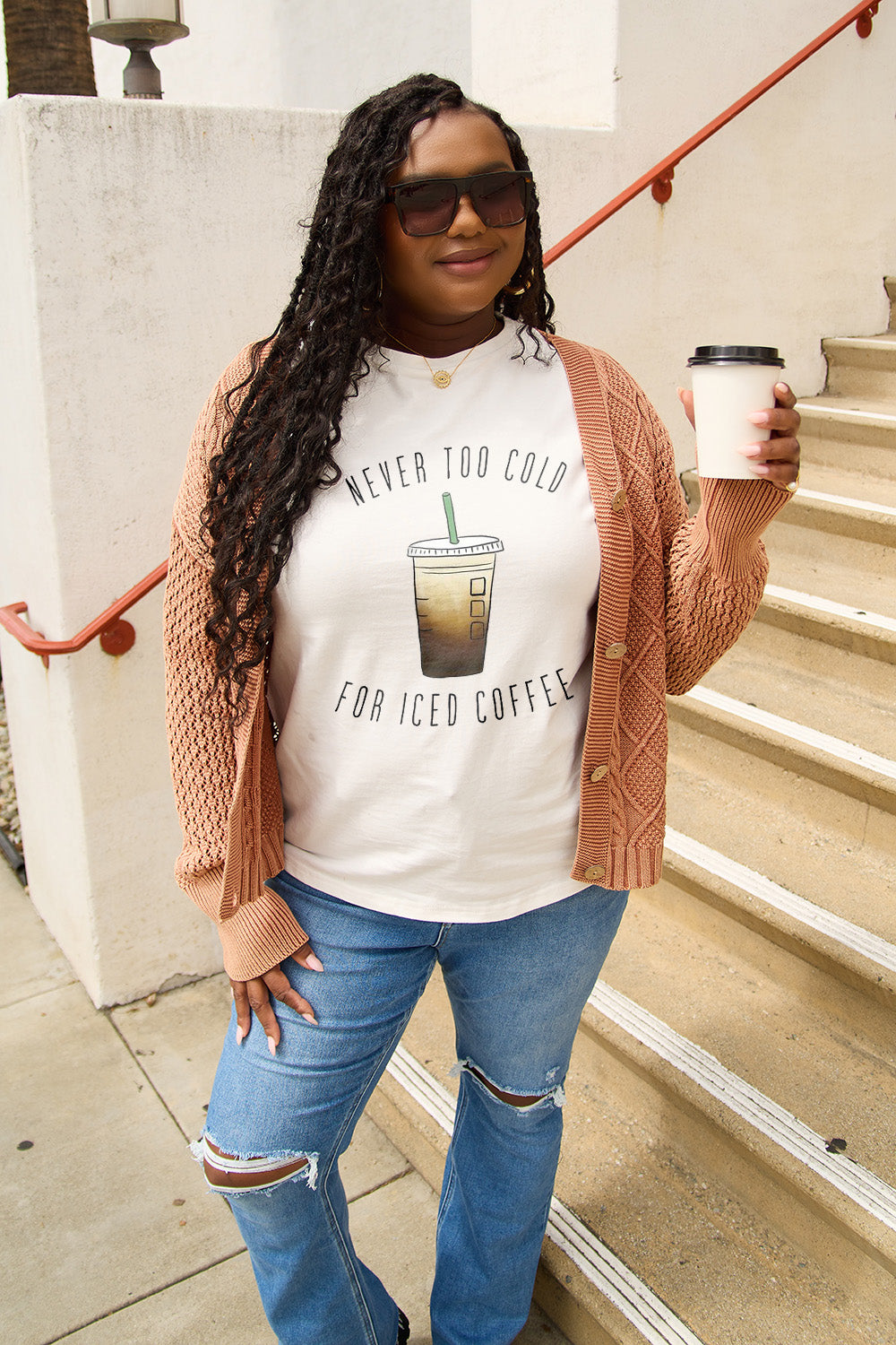 Camiseta de manga corta de tamaño completo NEVER TOO COLD FOR ICED COFFEE de Simply Love