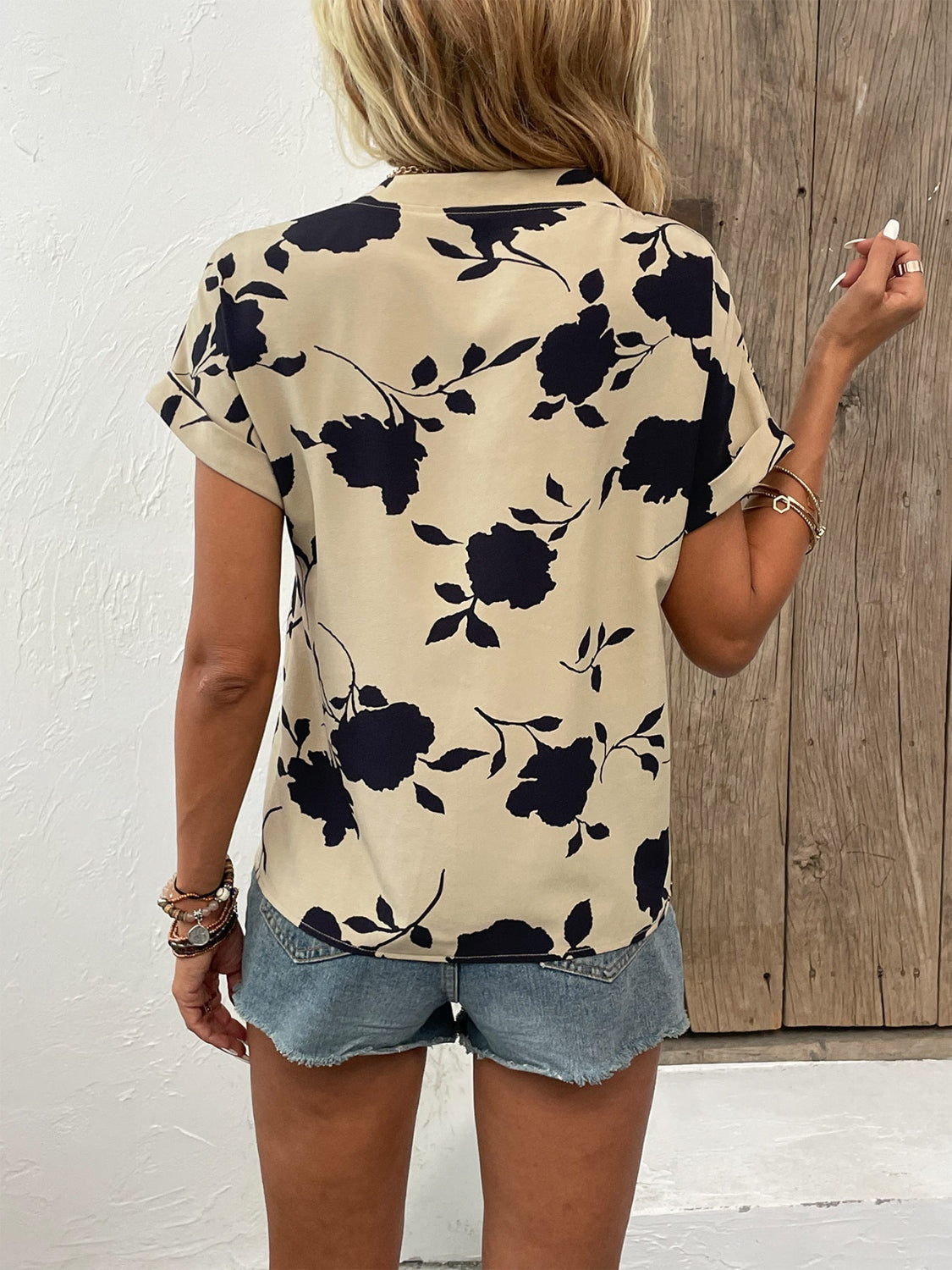 Blusa de manga corta con muescas florales