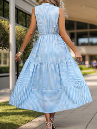 Vestido midi sin mangas con muescas a rayas