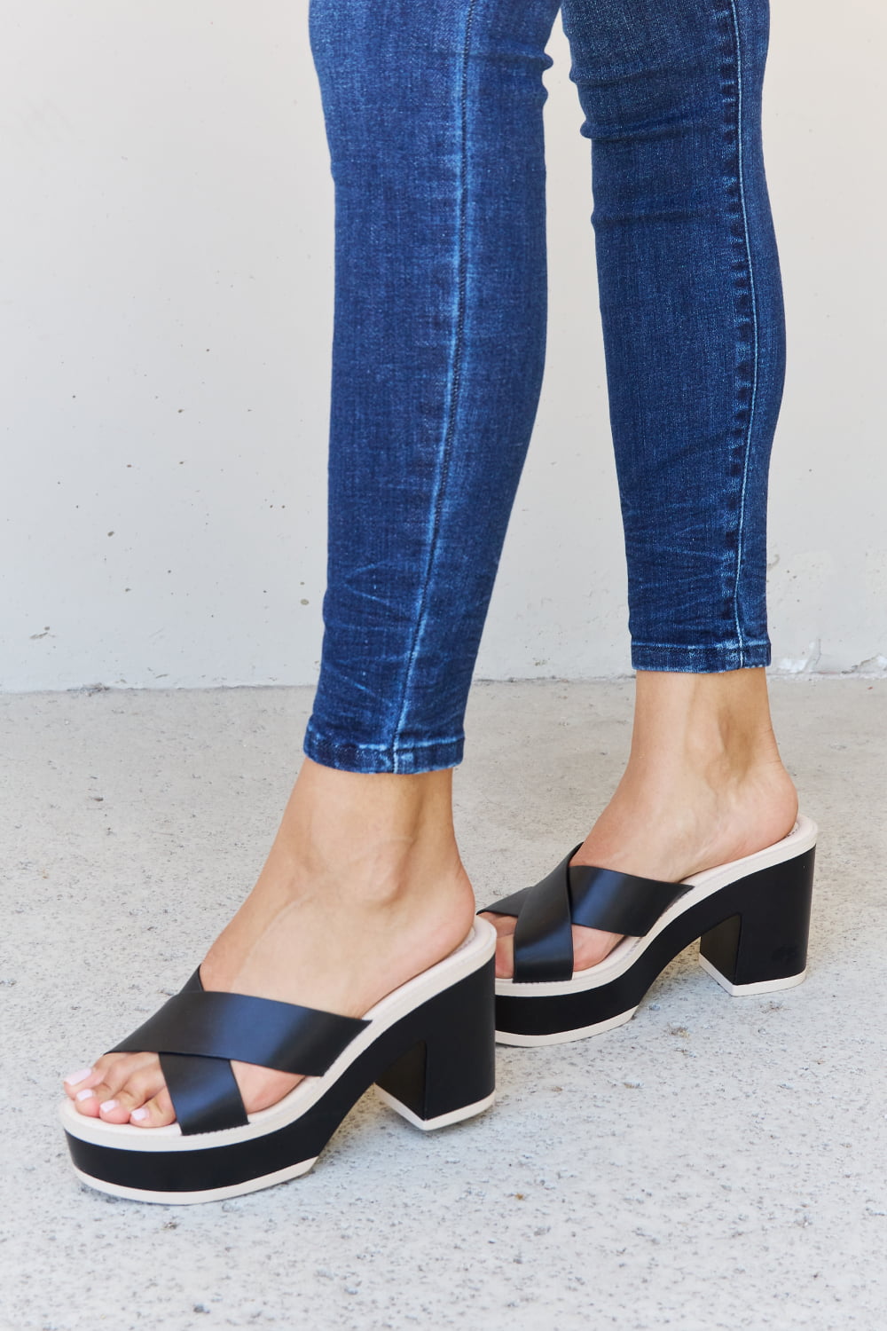 Weeboo Contrast Platform Sandals in Black