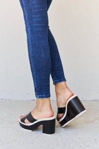 Weeboo Contrast Platform Sandals in Black