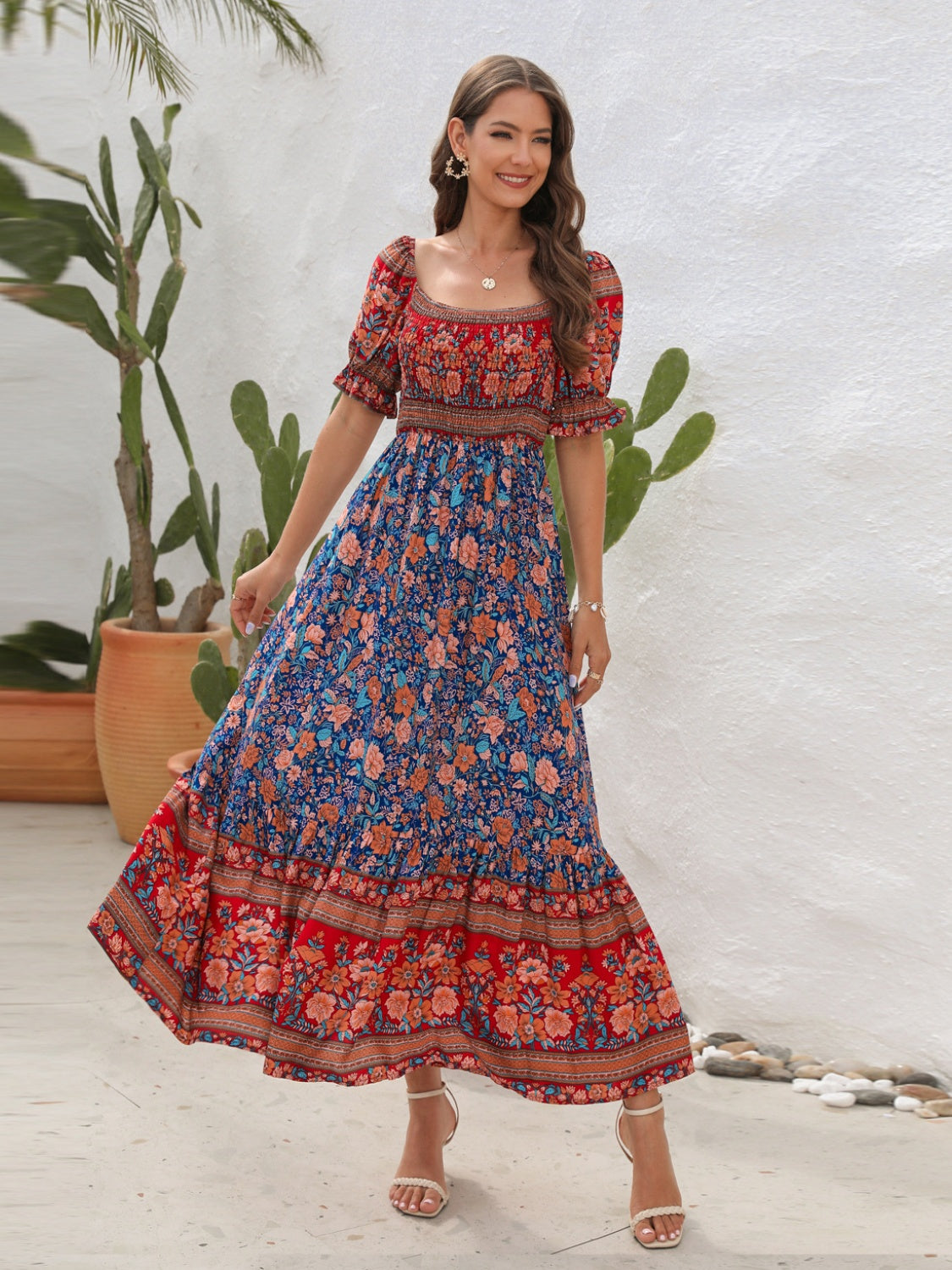 Vestido midi floral con mangas con volantes