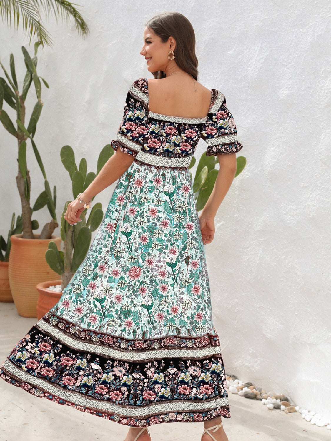 Vestido midi floral con mangas con volantes